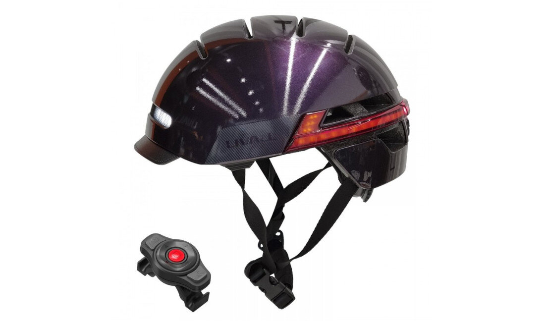 Fioletowy kask z lampką i paskami, obok znajduje się czarny pilot z czerwonym przyciskiem. Na kasku widoczne jest logo \'LIVALL\'.