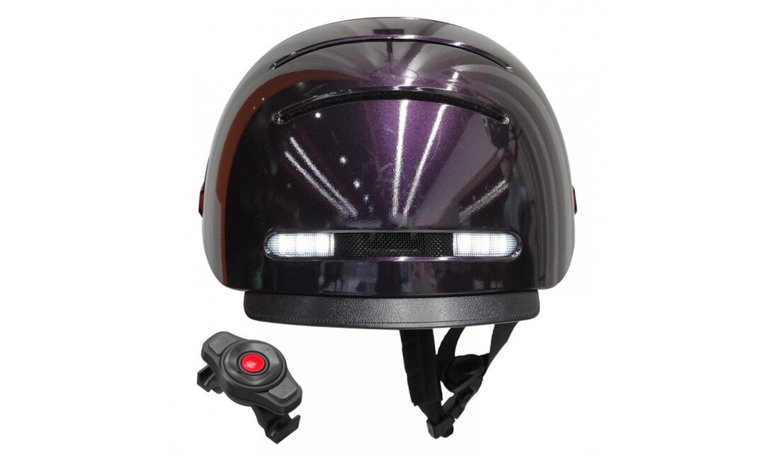 Fioletowy kask z wbudowaną lampką LED na tylnej części, obok znajduje się czarny pilot z czerwonym przyciskiem.