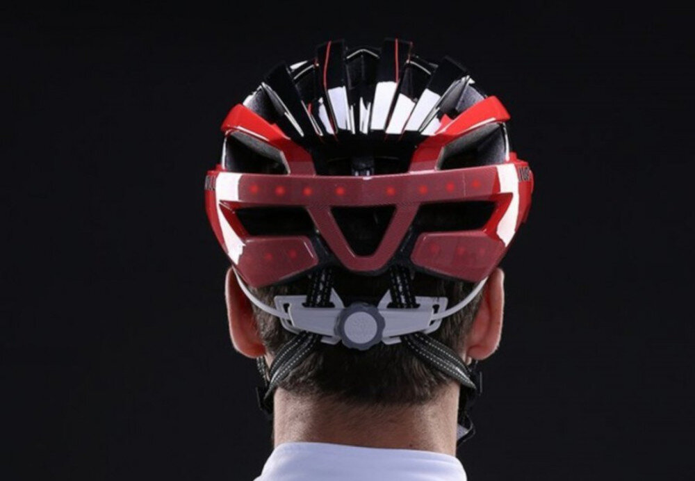 Kask rowerowy LIVALL MT1 Neo Czerwony MTB z lampką (rozmiar M) Zasilanie i wydajność pracy Bateria 450 mAh  do 10 h pracy oświetlenia około 3–6 h przy jednoczesnym korzystaniu z audio Czas ładowania tryb czuwania do 180 dni magnetycznemu portowi micro-USB