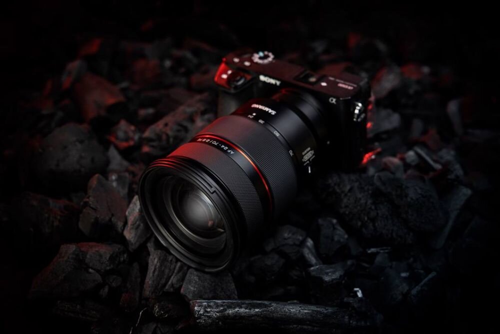 Obiektyw SAMYANG AF 24-70mm F2.8 ogniskowa przysłona ostrość pierścienie optyka soczewki powłoki montaż bagnet światło jasność zoom filtry waga