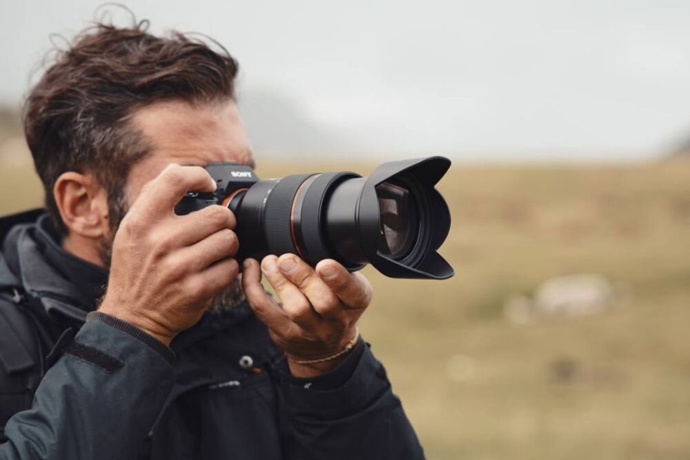 Obiektyw SAMYANG AF 24-70mm F2.8 ogniskowa przysłona ostrość pierścienie optyka soczewki powłoki montaż bagnet światło jasność zoom filtry waga