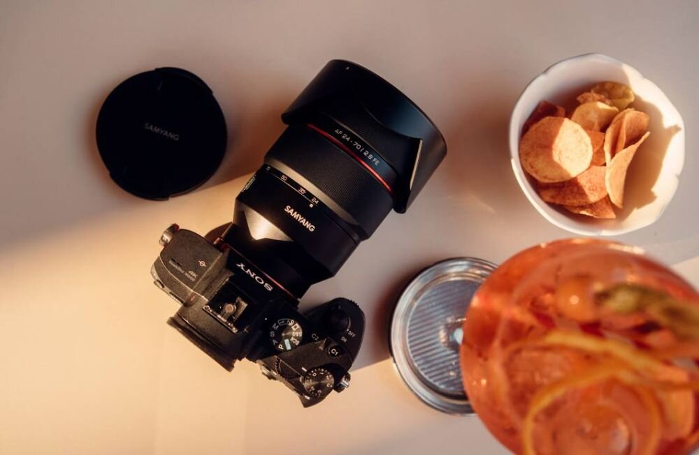 Obiektyw SAMYANG AF 24-70mm F2.8 ogniskowa przysłona ostrość pierścienie optyka soczewki powłoki montaż bagnet światło jasność zoom filtry waga