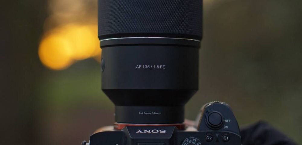 Obiektyw SAMYANG AF 135mm F1.8 ogniskowa przysłona ostrość pierścienie optyka soczewki powłoki montaż bagnet światło jasność zoom filtry waga