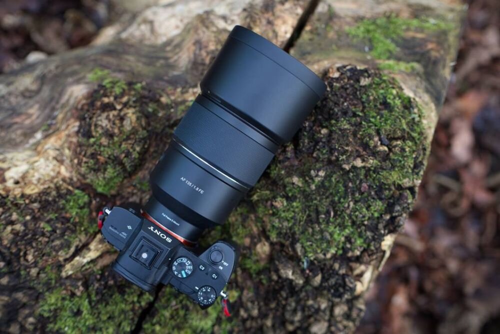 Obiektyw SAMYANG AF 135mm F1.8 ogniskowa przysłona ostrość pierścienie optyka soczewki powłoki montaż bagnet światło jasność zoom filtry waga