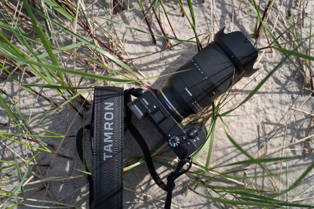 Obiektyw TAMRON 18-300mm f-3.5-6.3 DIIII-A VC VXD ogniskowa przysłona ostrość pierścienie optyka soczewki powłoki montaż bagnet światło jasność zoom filtry waga