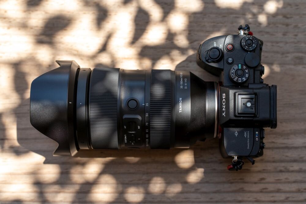 Obiektyw TAMRON 35-150mm f-2-2.8 Di III VXD Sony FE ogniskowa przysłona ostrość pierścienie optyka soczewki powłoki montaż bagnet światło jasność zoom filtry waga