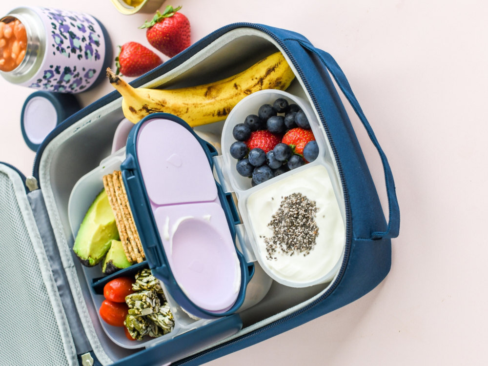 Lunch box B.BOX Strawberry Shake BB00681  Gotowy na aktywny dzień Dwie oddzielne komory wygodnie zaplanować przekąski