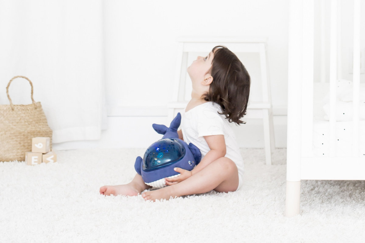 Lampka nocna PABOBO z projektorem Aqua Dream Pluszowy Wieloryb PAB-001-WN rybki amimacje rozmiar