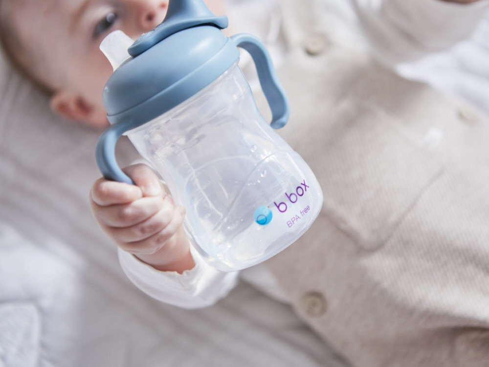 Butelka B.BOX BB00494 Niebieski Pewny chwyt małych dłoni Ergonomiczny kształt maluch uczy się kontroli i buduje pewność siebie