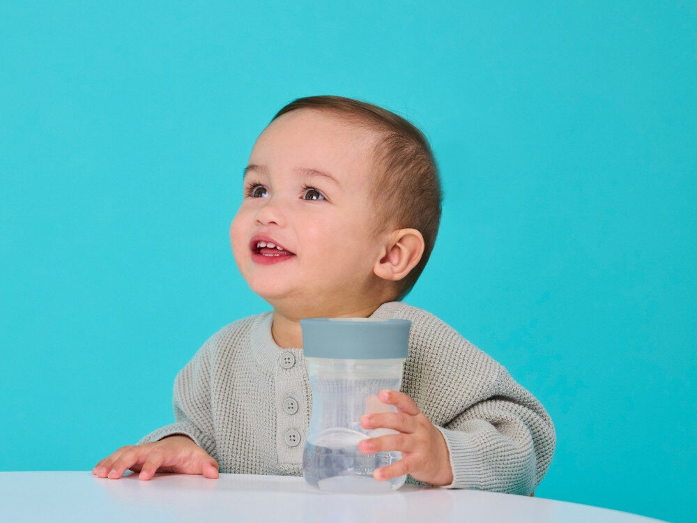 Butelka B.BOX BB00494 Niebieski Pierwszy etap nauki 4 m+ funkcję jako butelka ze smoczkiem silikonowym uchwyty pokrywkę zabezpieczającą wygodne rozwiązanie na pierwsze miesiące