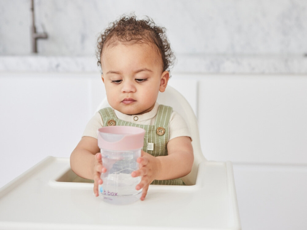 Butelka B.BOX BB00494 Niebieski Kontrola przechylenia Końcówka treningowa uczy prawidłowego dozowania napoju wspierać naturalną naukę i rozwój precyzji ruchów