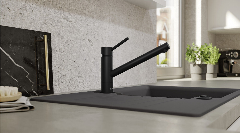 Bateria BLANCO Kano 526667 Czarny mat lifestyle kuchnia widok bok kolor Czarny mat zlewozmywak blat dekoracje kuchenne