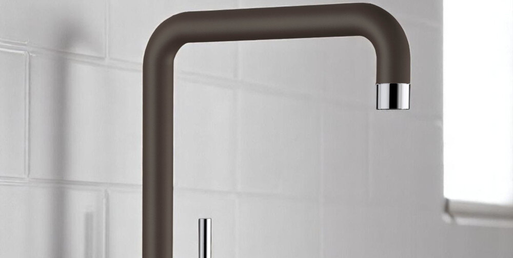 Bateria BLANCO MILI 526665 czarny mat zbliżenie kwiaty w tle obrotowa wylewka 360° swoboda ruchu pełen zakres obrotu kierowanie strumienia wody Większy promień działania większy komfort pracy