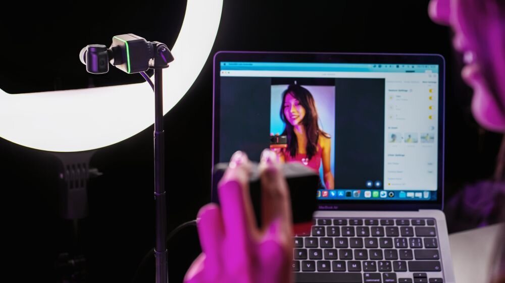 Kamera internetowa INSTA 360 Link zdjęcia obiektyw ekran wizjer ogniskowa przysłona migawka obudowa bateria zasilanie filmy nagrywanie rozdzielczość matryca