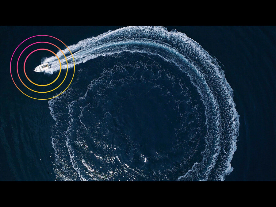 Przy widoku z lotu ptaka, łódź wydająca dźwięki robi na ekranie koło i wypływa w górnym lewym rogu. QN95BATXXH