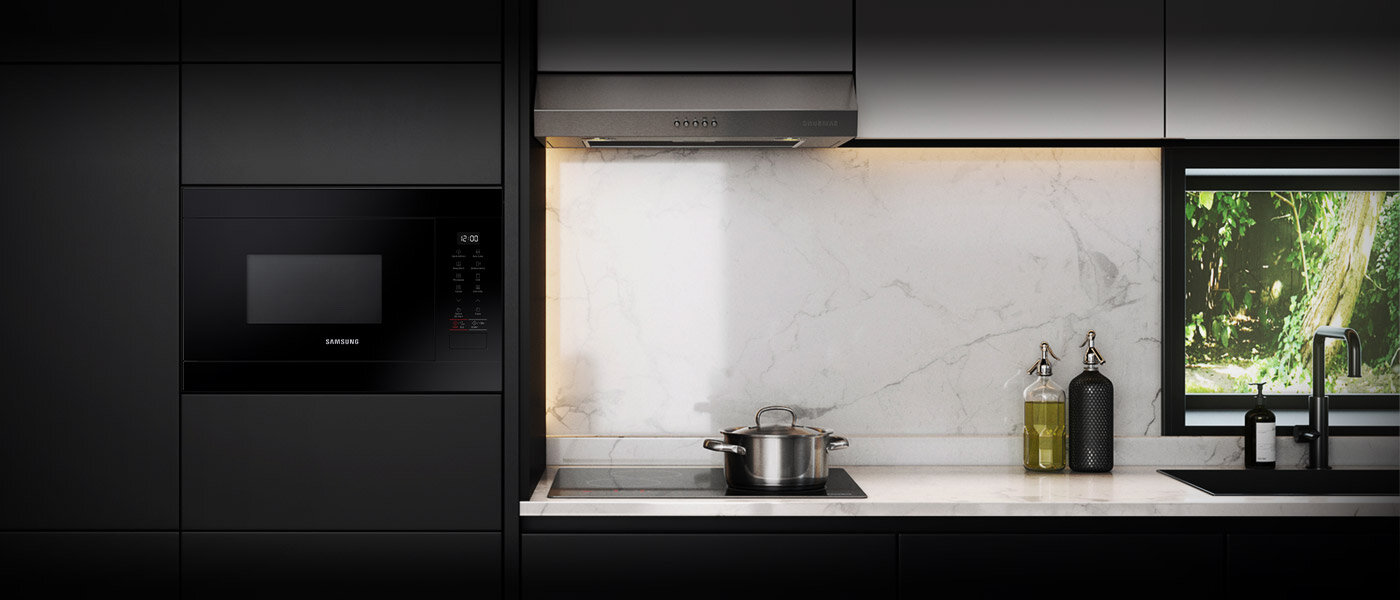Zdjęcie przedstawia ciemną zabudowę kuchenną, w której została umieszczona kuchenka mikrofalowa Samsung z funkcją grilla