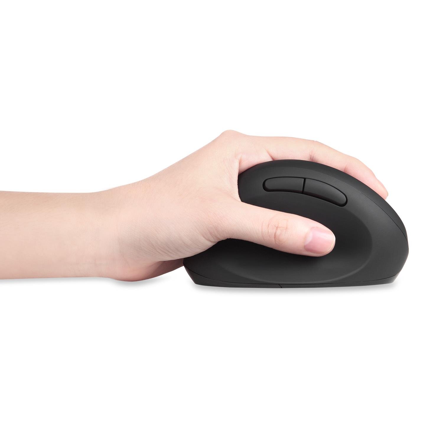 Osoba trzyma czarną, wertykalną mysz komputerową o ergonomicznym kształcie, z dwoma widocznymi przyciskami na górze.