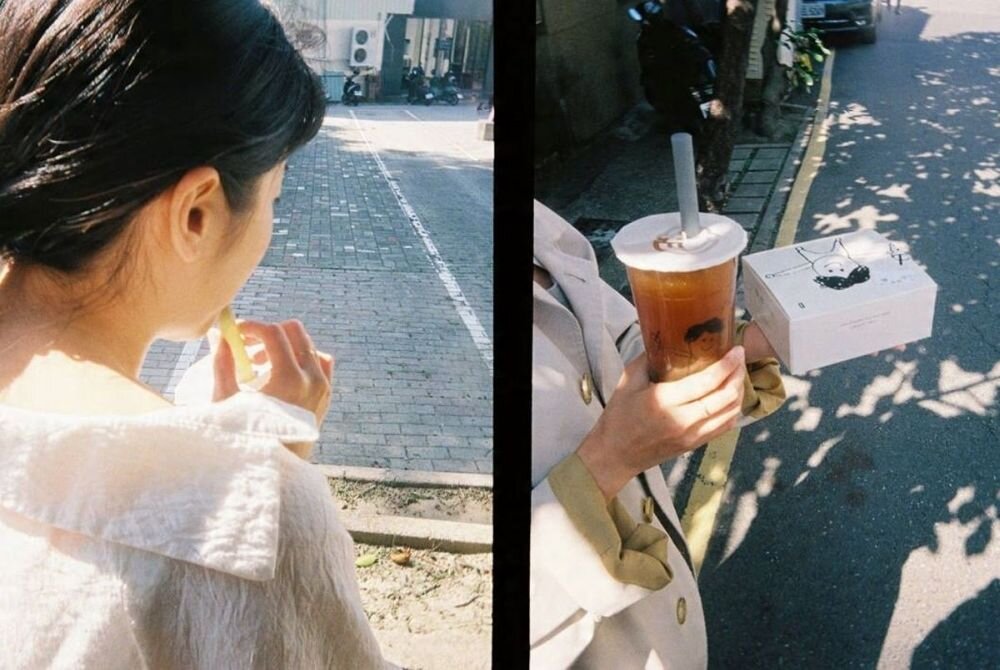 Po lewej stronie osoba trzyma frytkę, a po prawej osoba trzyma napój z przezroczystą pokrywką i pudełko z grafiką aparatu fotograficznego. Oba zdjęcia wykonane są w słoneczny dzień na zewnątrz.