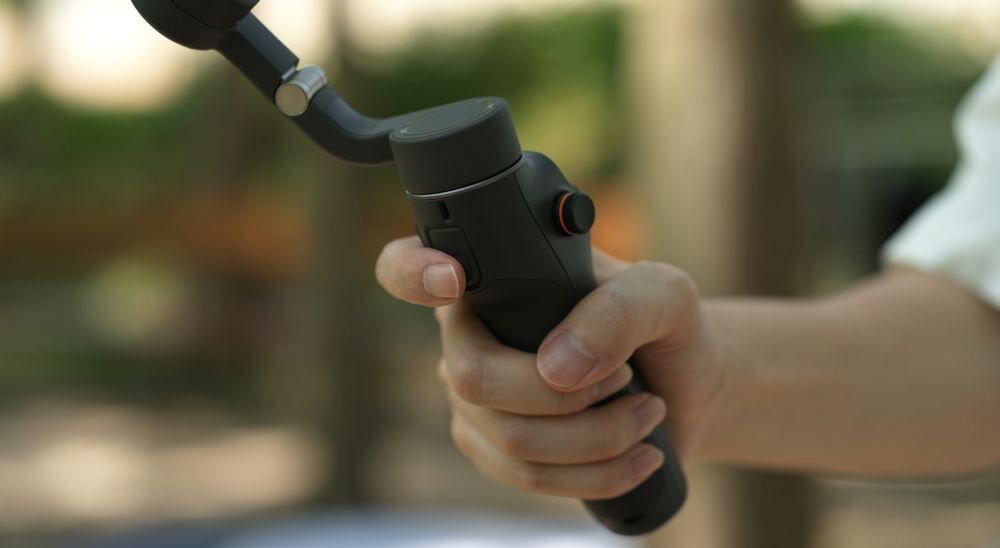 Gimbal DJI Osmo Mobile 6  fotografia stabilizacja nagrywanie żyroskop uchwyt zasilanie ładowanie bateria tryby przyciski złącza porty kompatybilność udźwig wykonanie pojemność 
