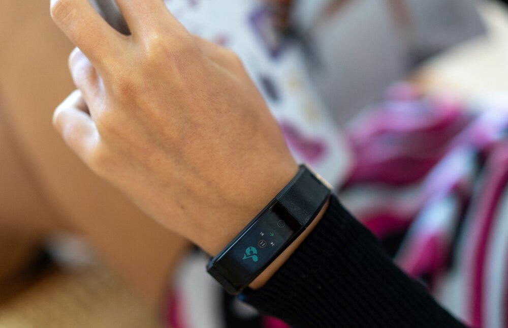 Smartband BEMI Ole ekran bateria czujniki zdrowie sport pasek ładowanie pojemność rozdzielczość łączność sterowanie krew puls rozmowy smartfon aplikacja Czarny alarm odnalezienie zagubienie