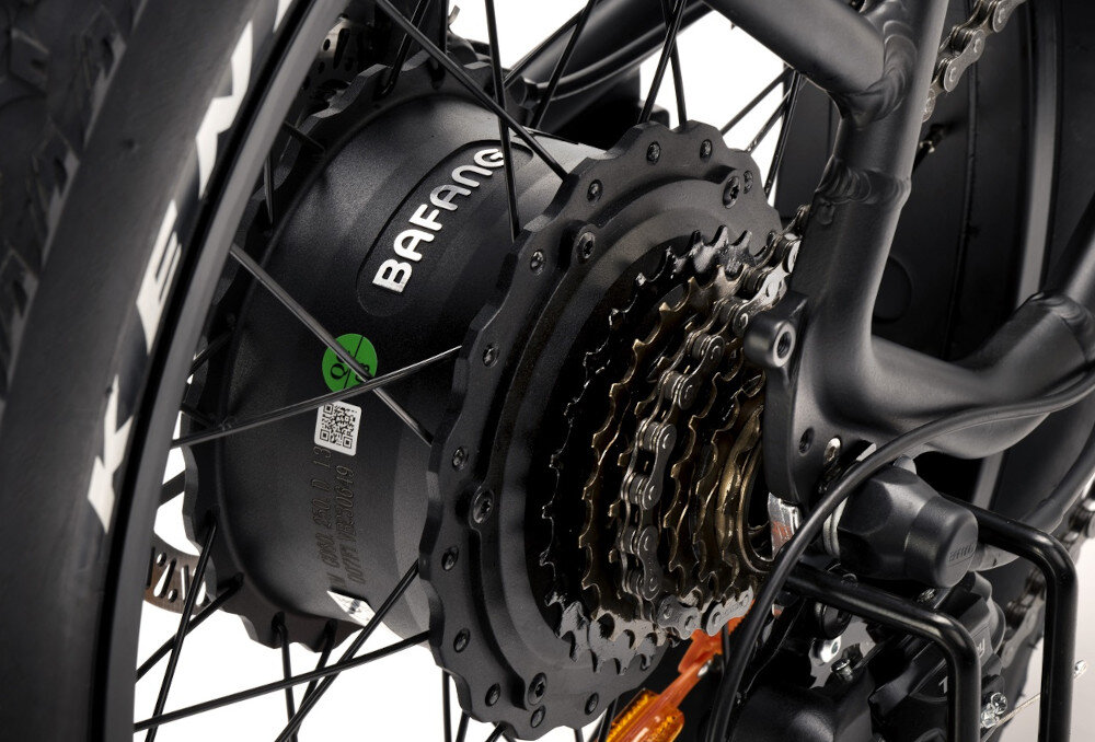 Rower elektryczny DUCATI Scrambler SCR-X U17 20 cali Czarno-żółty zbliżenie na silnik wytrzymały bezszczotkowy silnik renomowanej marki BAFANG moc 250 W cicha i wydajna praca umiejscowiony w tylnej piaście