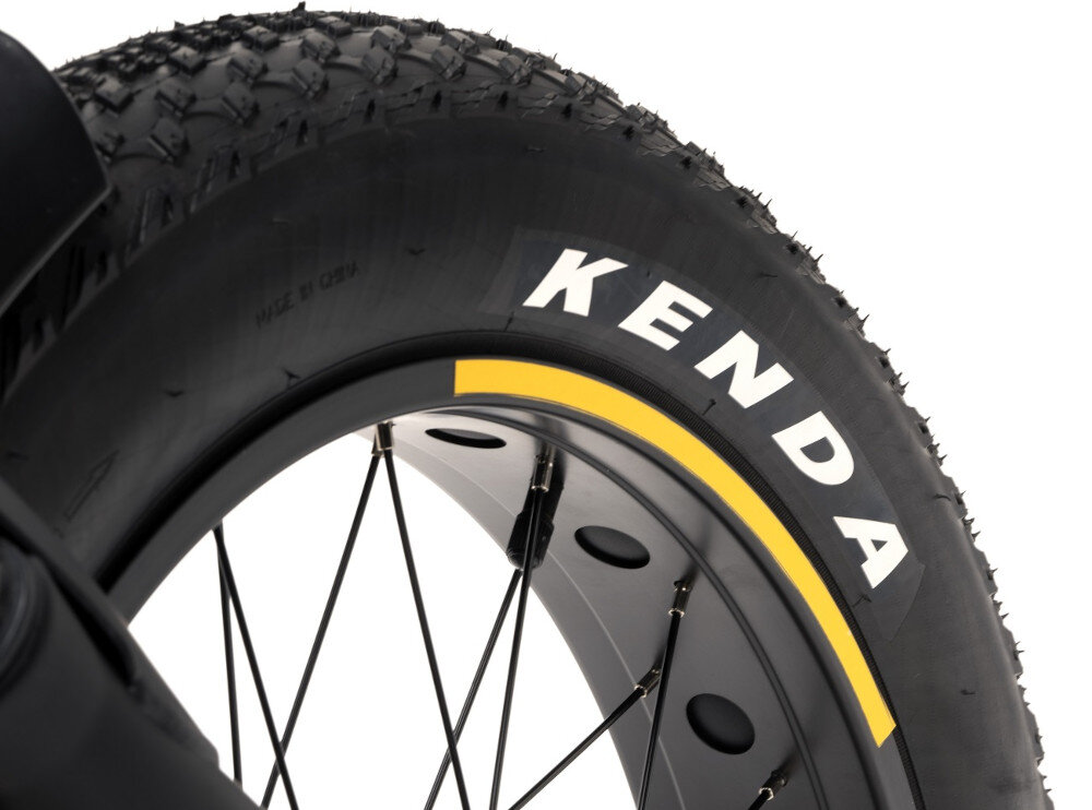 Rower elektryczny DUCATI Scrambler SCR-X U17 20 cali Czarno-żółty zbliżenie na koło widoczna nazwa opon białe tło rozmiar koła 20 cali łatwo pokonać różne przeszkody duży kontakt koła z podłożem szerokie opony marki KENDA dobra przyczepność aluminiowe obręcze zachowanie regularnego kształtu kół stabilne trzymanie opony regularne sprawdzanie ciśnienia powietrza wartość na bocznej części opony
