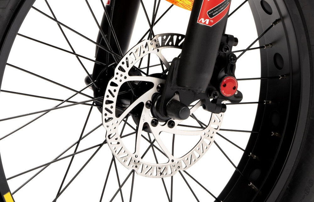 Rower elektryczny DUCATI Scrambler SCR-X U17 20 cali Czarno-żółty zbliżenie na tarczę hamulcową podstawa bezpieczeństwa hamulce tarczowe hydrauliczne duża siła hamowania płyn hamulcowy hamulce z przodu i z tłu podwójny pakiet bezpieczeństwa