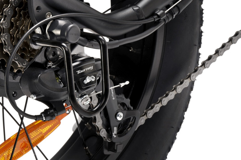 Rower elektryczny DUCATI Scrambler SCR-X U17 20 cali Czarno-żółty zbliżenie na przerzutkę manetki SHIMANO typu SL-TX50-7R 7 biegów tylna przerzutka SHIMANO Tourney duża wytrzymałość i sprawne działanie zmiana biegów jest płynna i bezproblemowa