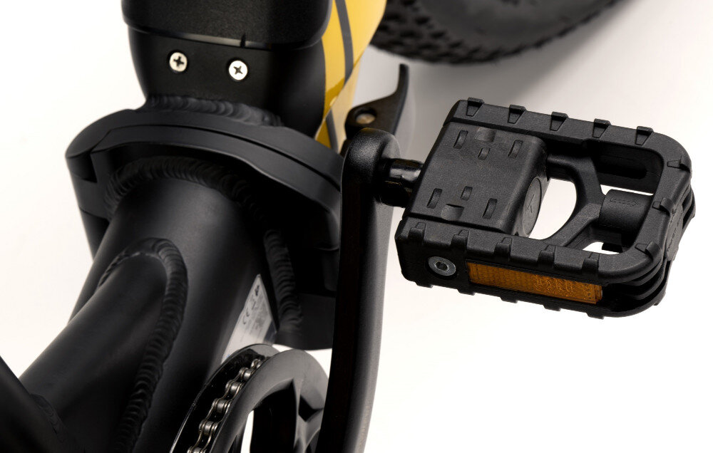 Rower elektryczny DUCATI Scrambler SCR-X U17 20 cali Czarno-żółty zbliżenie na pedał lekka i wydajna konstrukcja korby marki PROWHEEL typu 42T x 170 mm wolnobieg SANZUAN typu FW-7I 7s rower solidny wytrzyma obciążenie nawet w trudnych warunkach wytrzyma bardzo duży nacisk na pedały