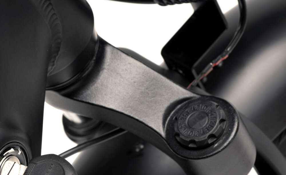 Rower elektryczny DUCATI Scrambler SCR-X U17 20 cali Czarno-żółty zbliżenie na amortyzator białe tło widok z góry rower typu hardtail przedni amortyzator marki MOZO typu Fat-40-20 tłumi wstrząsy stabilność roweru i komfort jazdy ułatwia również kontrolę nad rowerem w trudnych warunkach