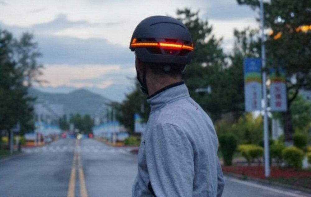 Kask LIVALL BH51M Neo Szary z lampką (rozmiar M) Czas pracy i ładowanie Bateria 600 mAh (3,7 V) około 3–6 godzin pracy do 10 godzin przy samym oświetleniu  Czas ładowania około 3 godziny tryb czuwania do 180 dni