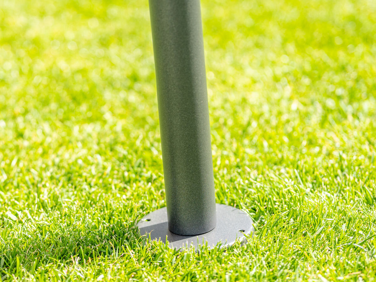 Pawilon ogrodowy MIRPOL Gavi 2 Grafitowy, konstrukcja, stabilność, nogi, stelaż, w tle trawnik na którym stoi jedna z nóg pawilonu