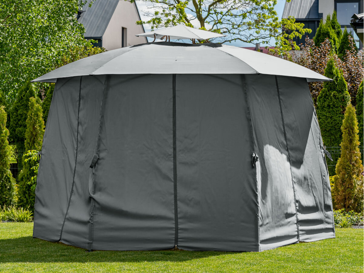 Pawilon ogrodowy MIRPOL Gavi 2 Grafitowy, zasłony, ściana, boczna, zakrycie, w ogrodowym tle pawilon w pełni rozłożony z rozstawionymi bocznymi ściankami
