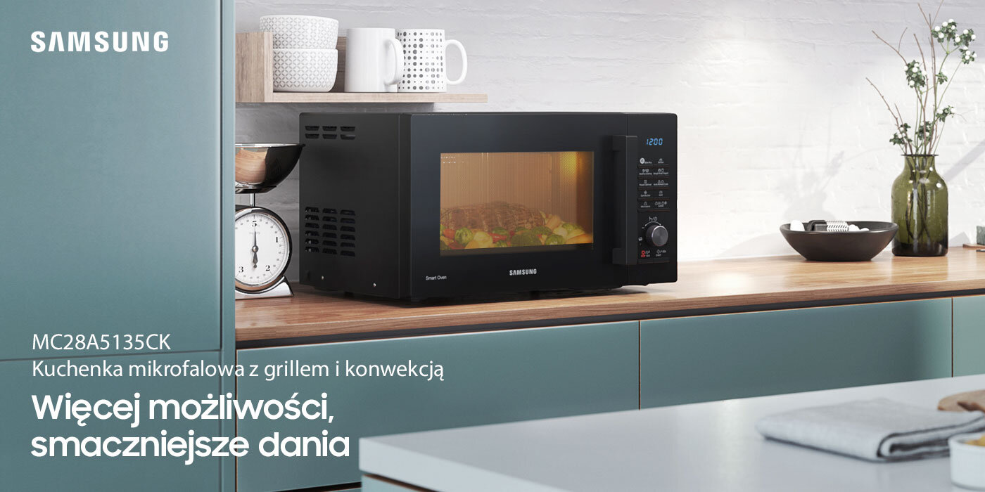 Na drewnianym blacie w minimalistycznej kuchni stoi kuchenka mikrofalowa MC28A5135CK, która dostępna jest w sklepach Media Expert Na drewnianym blacie w minimalistycznej kuchni stoi kuchenka mikrofalowa MC28A5135CK, która dostępna jest w sklepach Media Expert