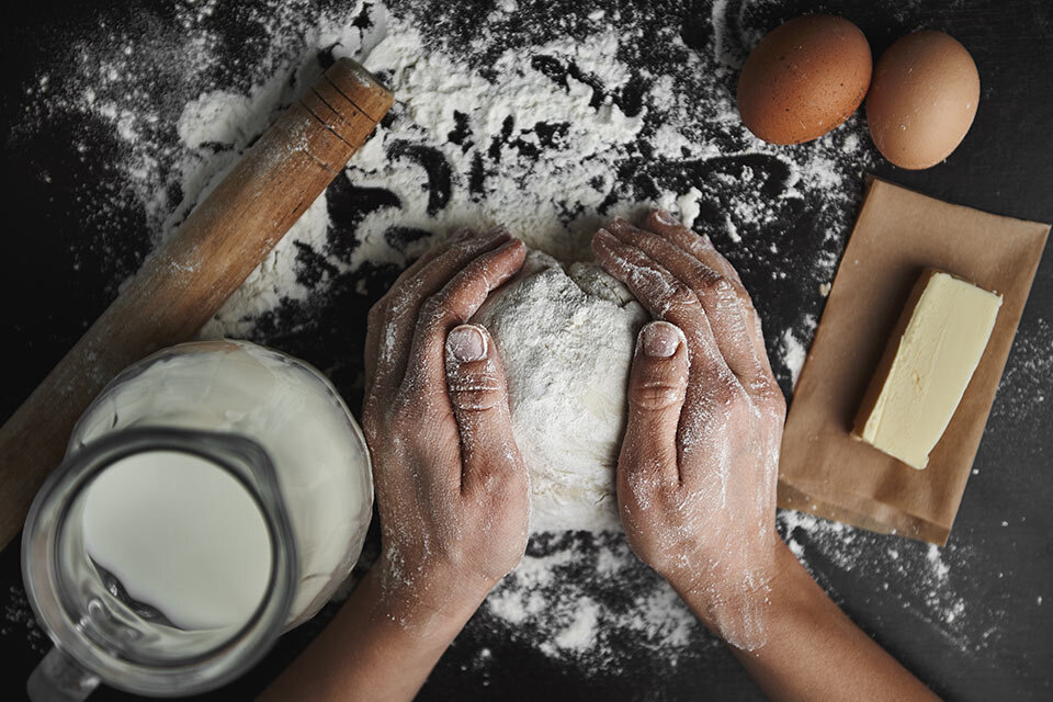 Zdjęcie blatu, na którym przygotowywane jest domowe ciasto Zdjęcie blatu, na którym przygotowywane jest domowe ciasto