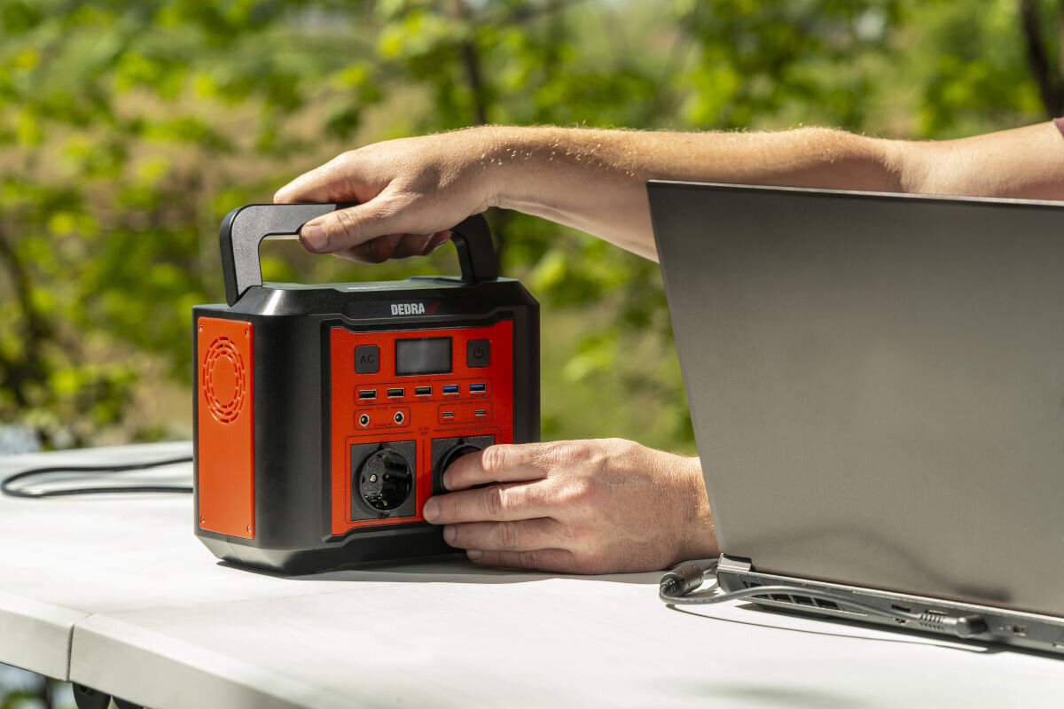 Stacja zasilania DEDRA DEZS0300 296Wh Bank energii panel fotowoltaiczny ładowanie, stacja w polu trawy ładuje sie dzieki panelowi fotowoltaicznemu