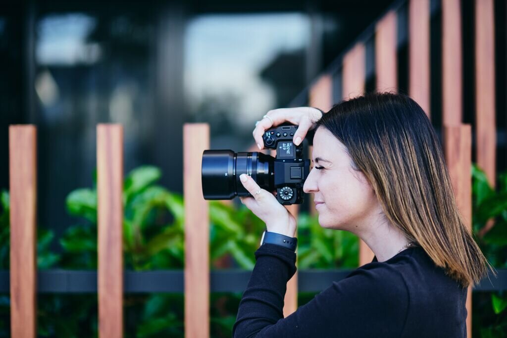 Aparat FUJIFILM X-H2S zdjęcia obiektyw ekran wizjer ogniskowa przysłona migawka obudowa bateria zasilanie filmy nagrywanie rozdzielczość matryca rozmiar przekątna tryby iso montaż lampa światło przyciski sterowanie menu kontrast jasność balans bieli filtry cmos karta pliki format zapis seria