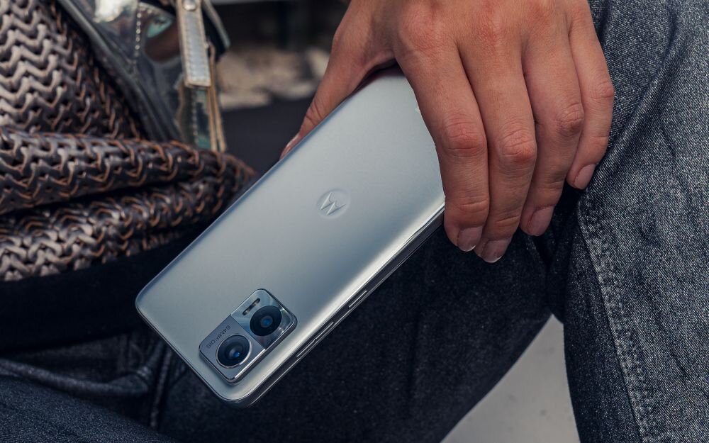 Smartfon MOTOROLA Edge 30 Neo    ekran bateria aparat procesor ram pamięć pojemność rozdzielczość zdjęcia filmy opis dane cechy blokady system łączność wifi bluetooth obudowa szkło odporność porty muzyka transfer sieć przekątna matryca waga czujniki