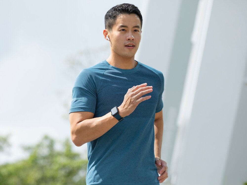 Pasek UNIQ Linus Airosoft Silicone
            zapięty pasek na nadgarstku komfort jakość zapięcie