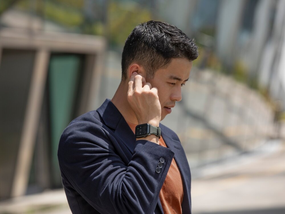 Pasek UNIQ Linus Airosoft Silicone
            zapięty pasek na nadgarstku komfort jakość zapięcie