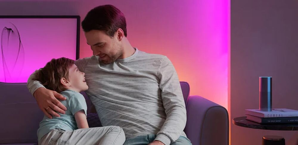 Taśma LED GOVEE H615A 5m Wi-Fi, 12V, 12W, 50k h, wnętrze, Ojciec z synem przy kolorowym podświetleniu LED w salonie.
