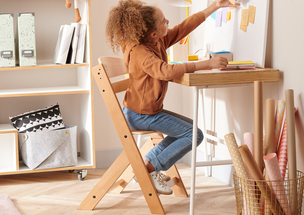 Krzesełko do karmienia KINDERKRAFT Enock Szary ergonomiczny design wygodne siedzisko wyprofilowane podparcie dla plecow swoboda bezpieczenstwo do siedzenia przy biurku
