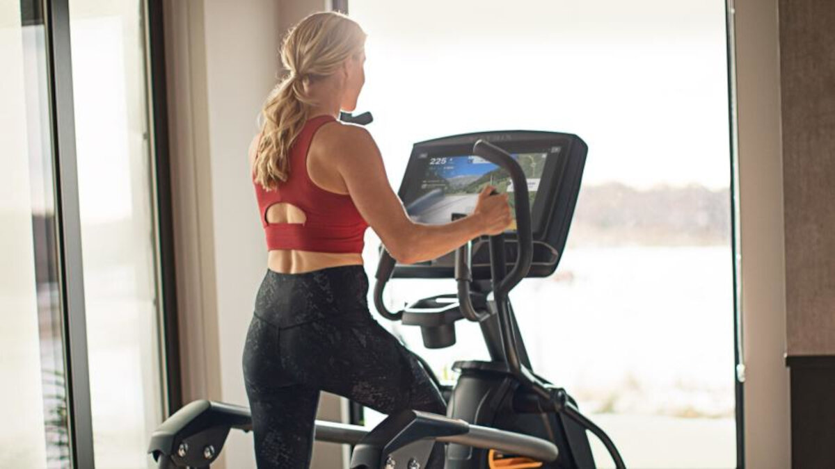 Schody treningowe MATRIX rozwiązanie fitness kompaktowa konstrukcja wyświetlacz konsola XER