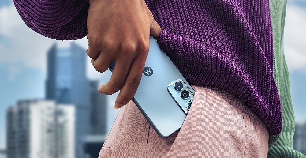 Smartfon MOTOROLA Edge 30  ekran bateria aparat procesor ram pamięć pojemność rozdzielczość zdjęcia filmy opis dane cechy blokady system łączność wifi bluetooth obudowa szkło odporność porty muzyka transfer sieć przekątna matryca waga czujniki