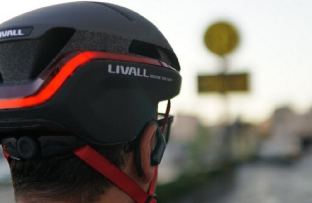 Kask rowerowy LIVALL EV021 Czarny Miejski z lampką (rozmiar L) Widoczność 360° na drodze System oświetlenia LED o kącie 270° Automatyczne oświetlenie i światło STOP informacja