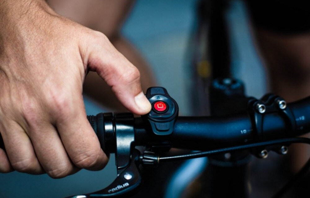 Kask rowerowy LIVALL EV021 Czarny Miejski z lampką (rozmiar L) Sygnalizacja kierunku jazdy Kierunkowskazy sterowane pilotem przy kierownicy sygnalizować skręty Pomarańczowe światła z przodu i z tyłu czytelność manewrów kontrola