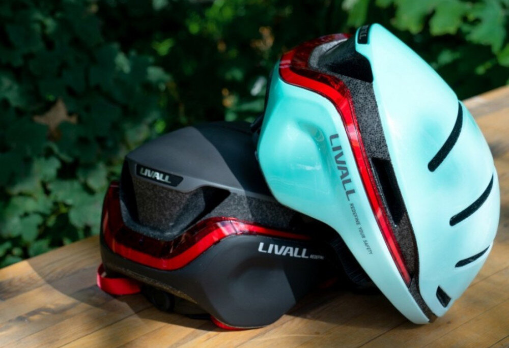 Kask rowerowy LIVALL EV021 Czarny Miejski z lampką (rozmiar L) Ładowanie i parametry techniczne Magnetyczny port USB-micro wygodne ładowanie bezpieczne użytkowanie