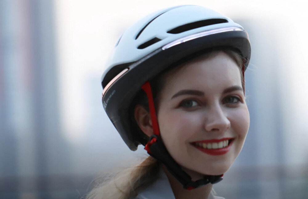 Kask rowerowy LIVALL EV021 Czarny Miejski z lampką (rozmiar L) Dopasowanie i wykonanie Dostępne rozmiary M L  zakres Czarny kolor i aerodynamiczna konstrukcja  kolor kolorystyka Certyfikaty CE, EN1078, FCC i CPSC1203