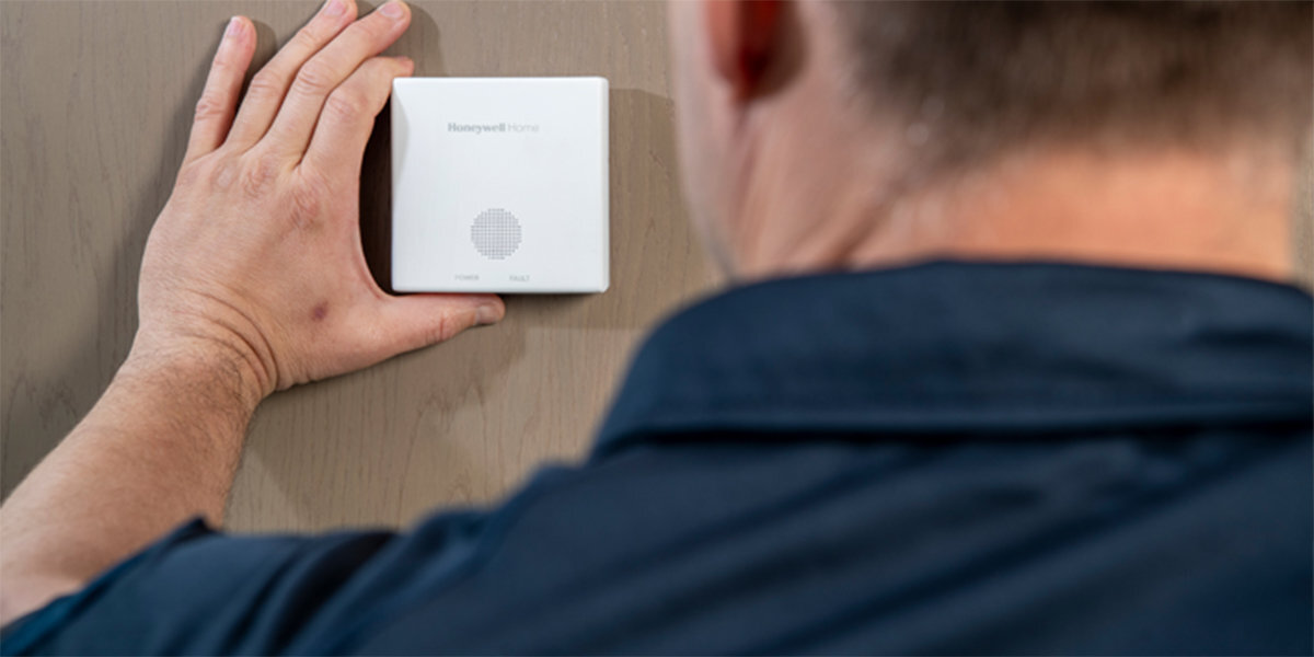 HONEYWELL R200C-2 czujnik w ręce mężczyzny