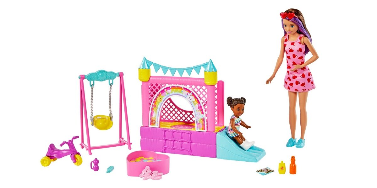 Lalka Barbie Skipper Opiekunka Dmuchany zamek HHB67 Pozwala odkrywać radość z opiekowania się innymi podczas całego dnia pełnego zabawy Urocza opiekunka 